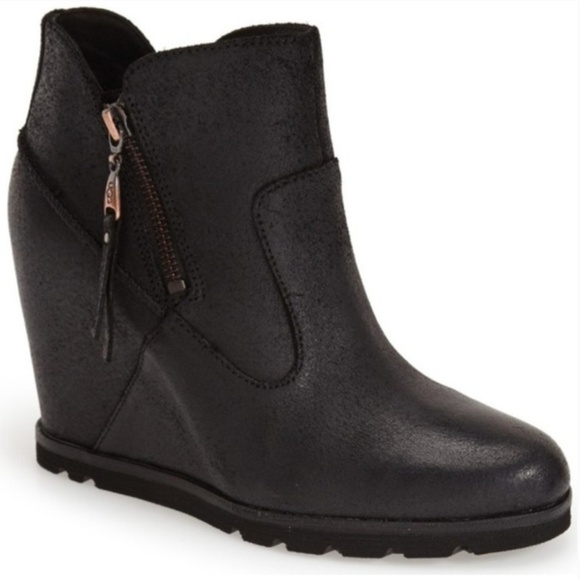 UGG // myrna distressed leather zipper detail wedge ankle bootie - Picture 3 of 4